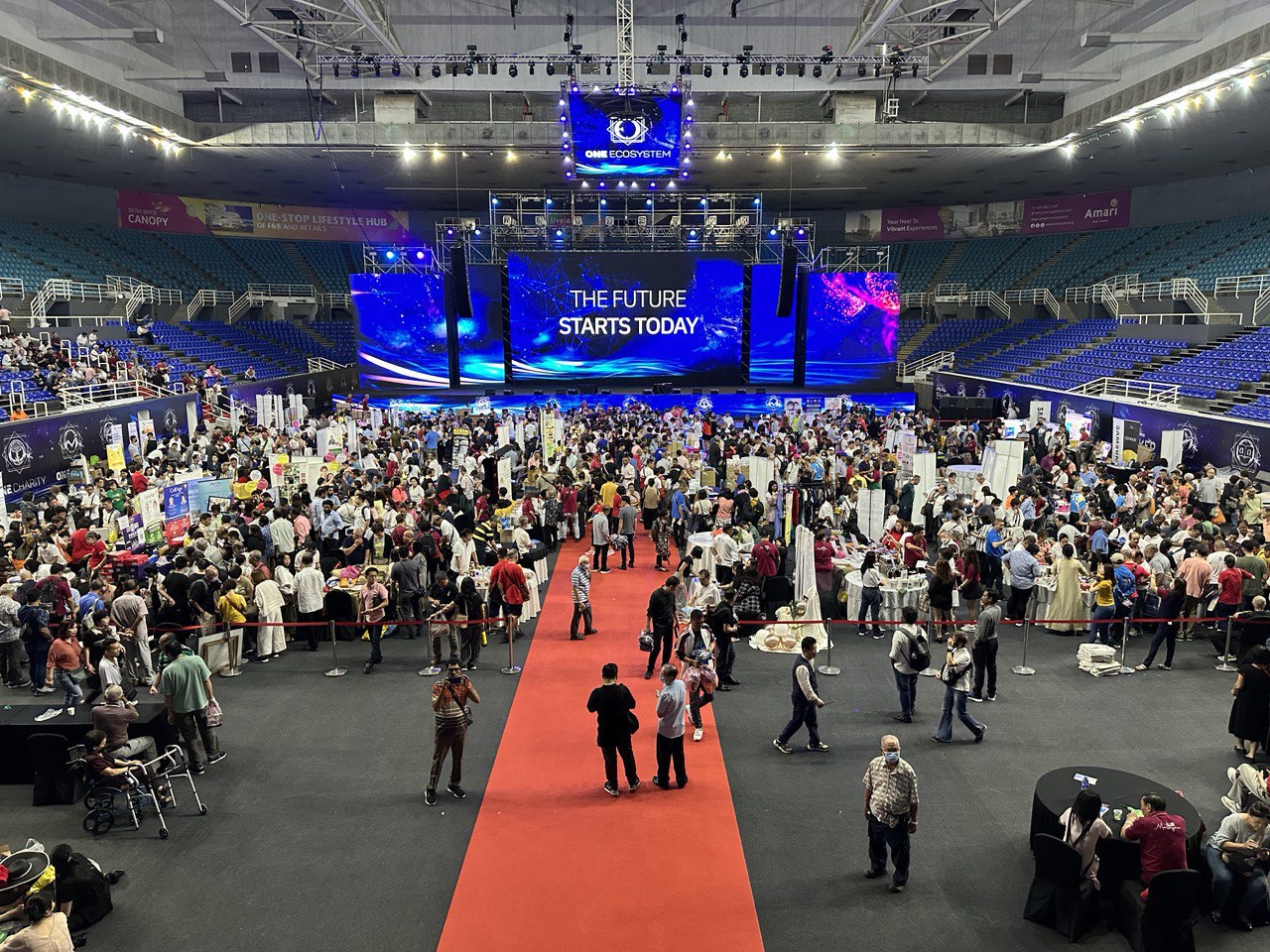 Import wederverkoop grensoverschrijdende e-commerce De arena van het technologie-evenement is druk met mensen die samenkomen, en de woorden "De toekomst begint vandaag" worden op het centrale podium getoond.
