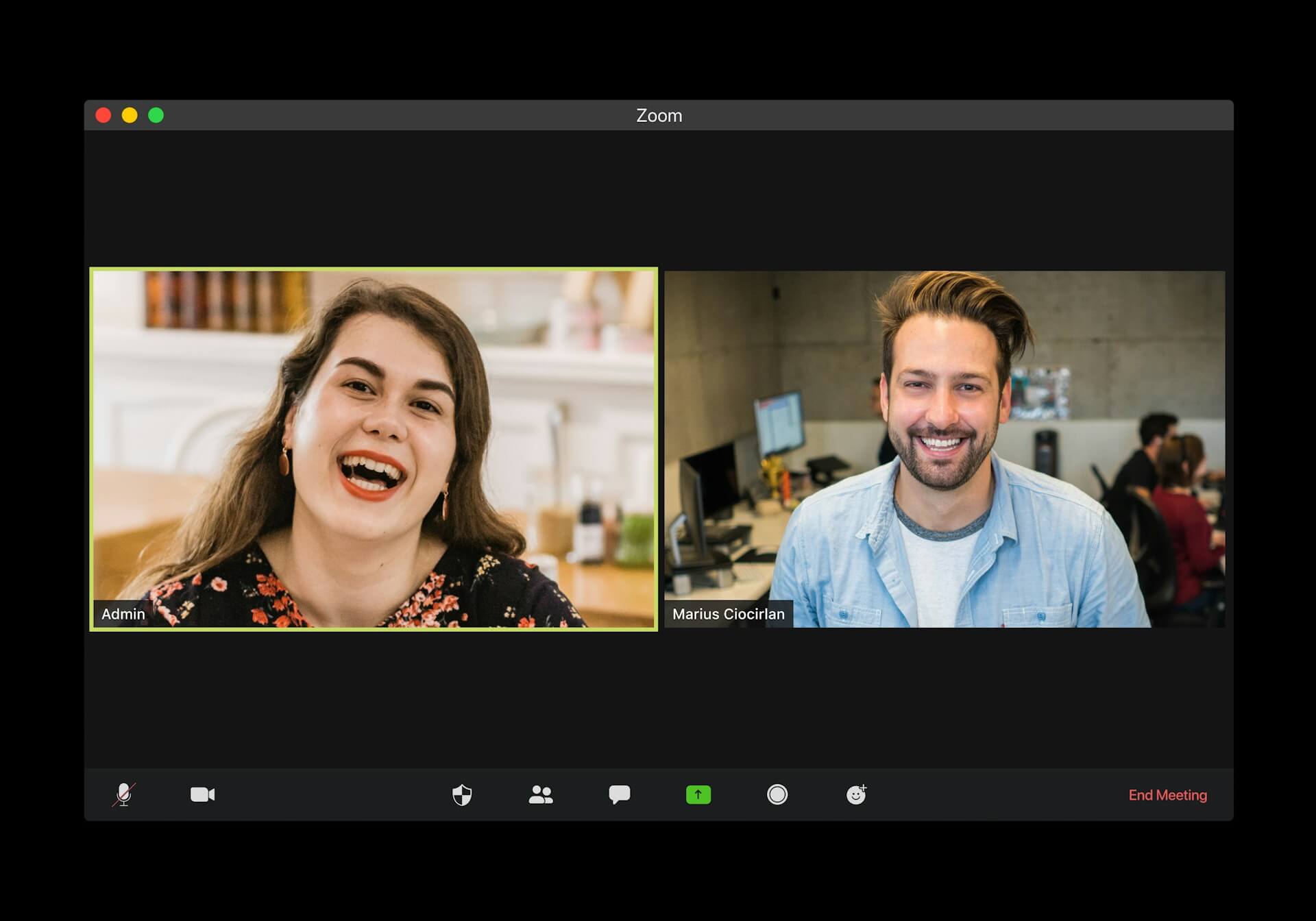 Import wederverkoop Grensoverschrijdende EG Twee mensen glimlachen tijdens een videogesprek. De vrouw aan de linkerkant en de man aan de rechterkant worden afzonderlijk weergegeven in de Zoom-vergaderinterface.